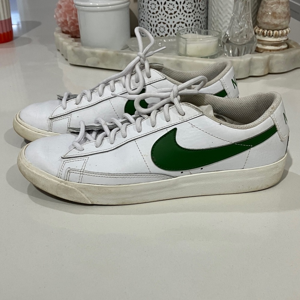 Nike men’s 7 , women’s 9 , euro 40 , White and Green  trail blazers sneakers